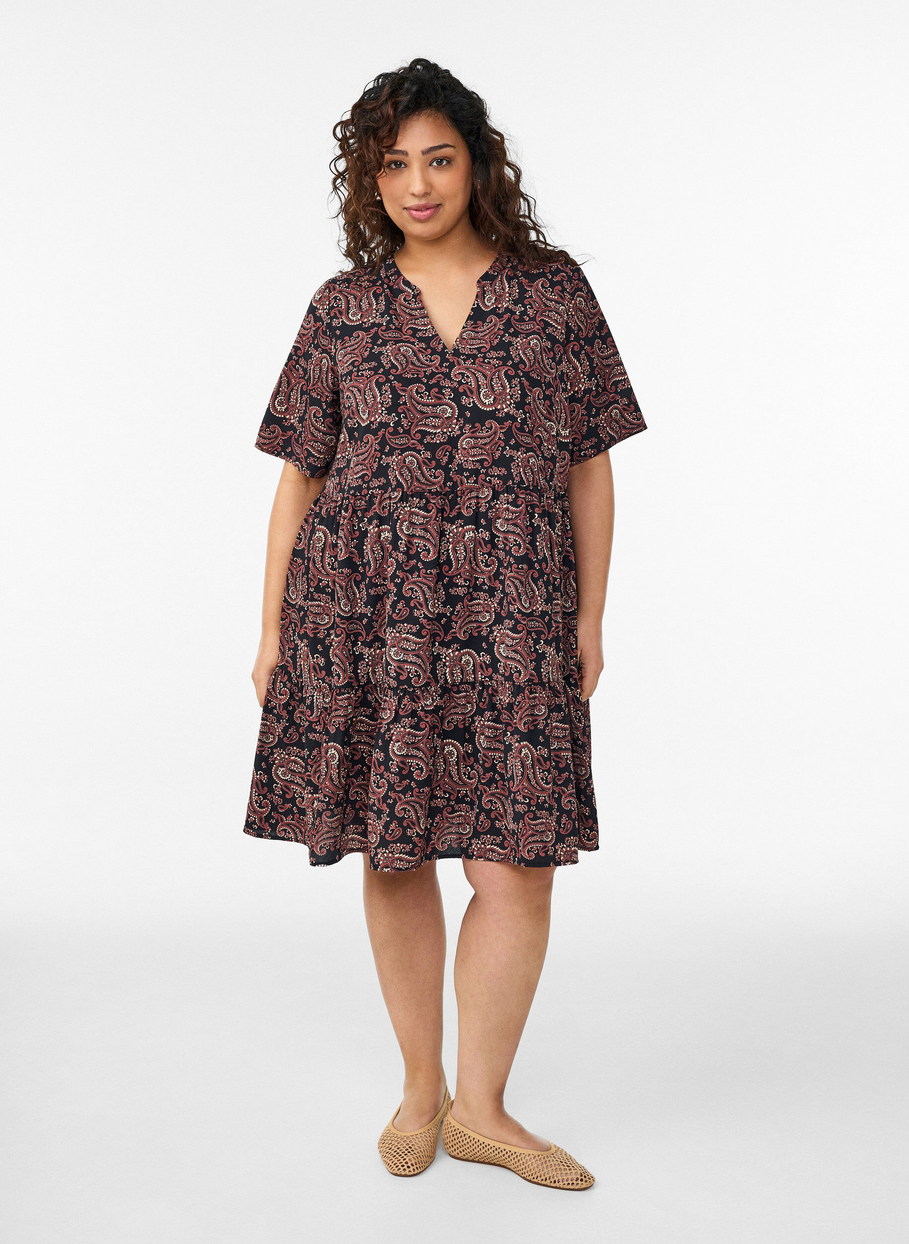 Zizzi Rozszerzana, odcinana sukienka z&nbsp;kr&oacute;tkim rekawem, Czarne, Model image number 1