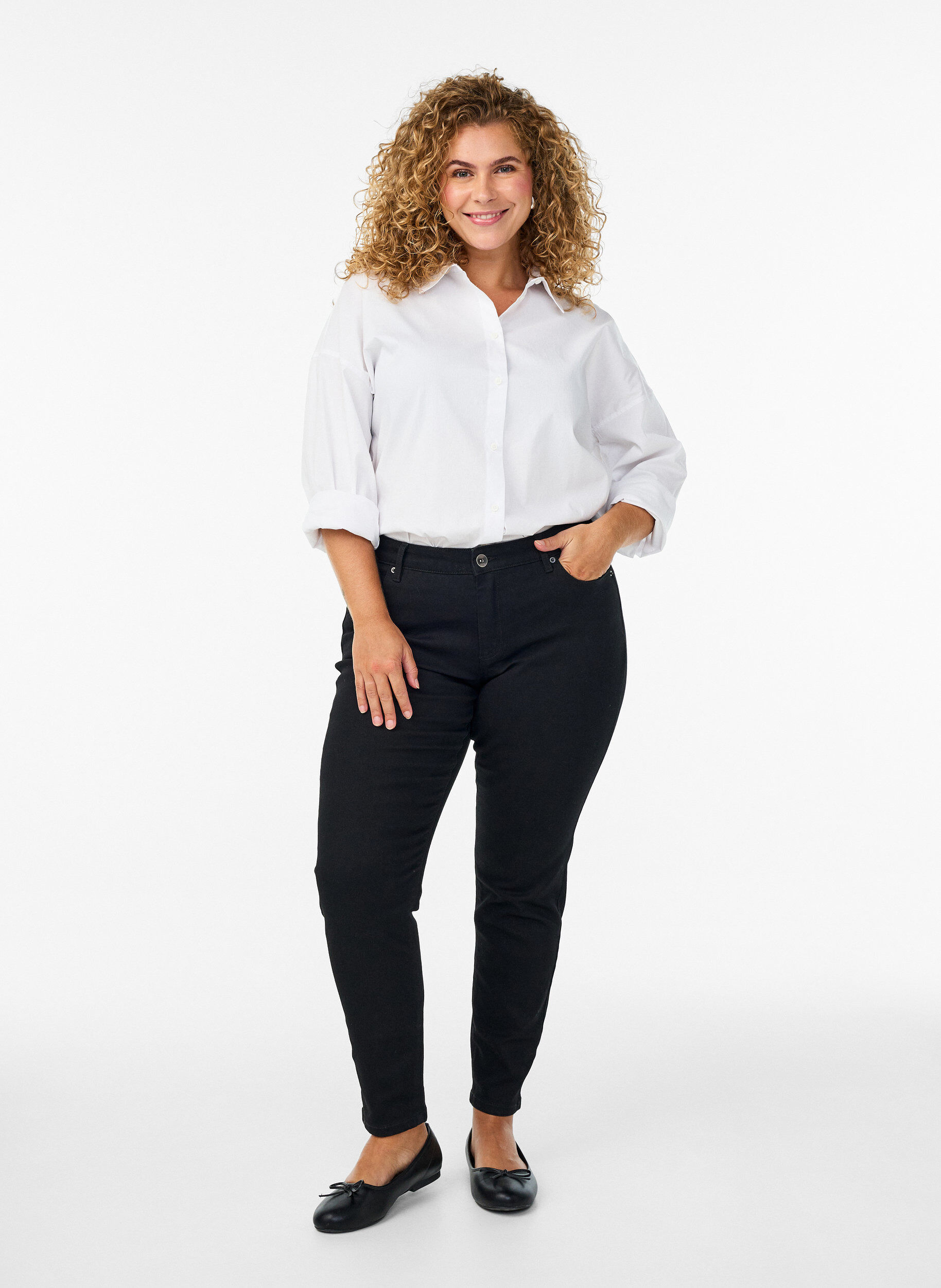 Jeansy Emily o dopasowanym kroju z normalna talia, Czarne, Model