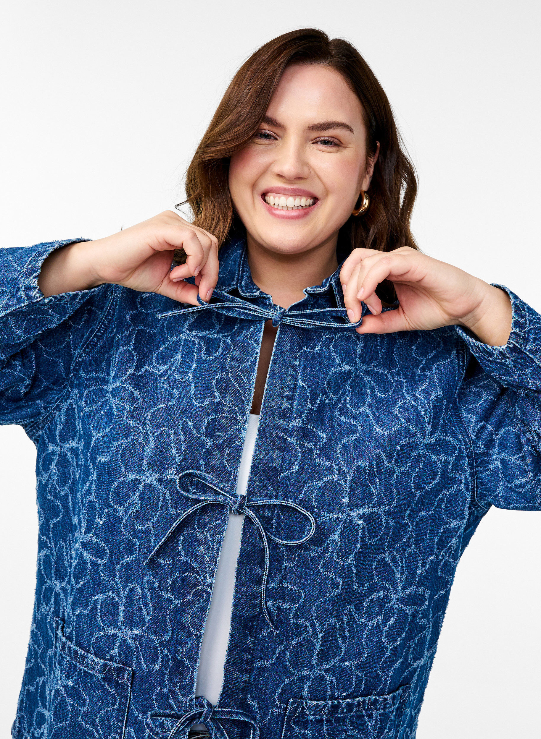 Zizzi Zawiazywana kurtka jeansowa z kieszeniami, Blue Denim Destroy, Model image number 2