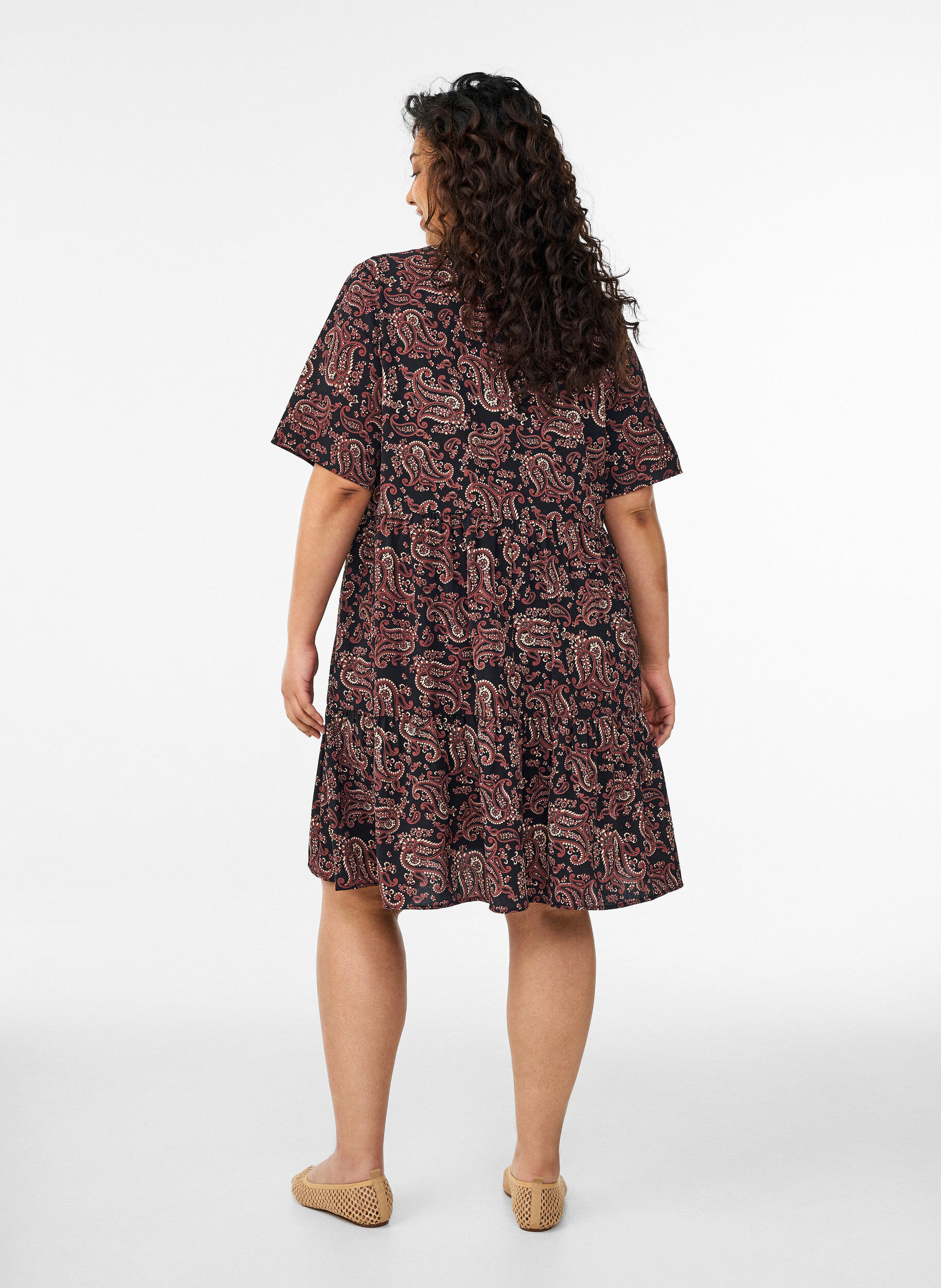 Zizzi Rozszerzana, odcinana sukienka z&nbsp;kr&oacute;tkim rekawem, Czarne, Model image number 2