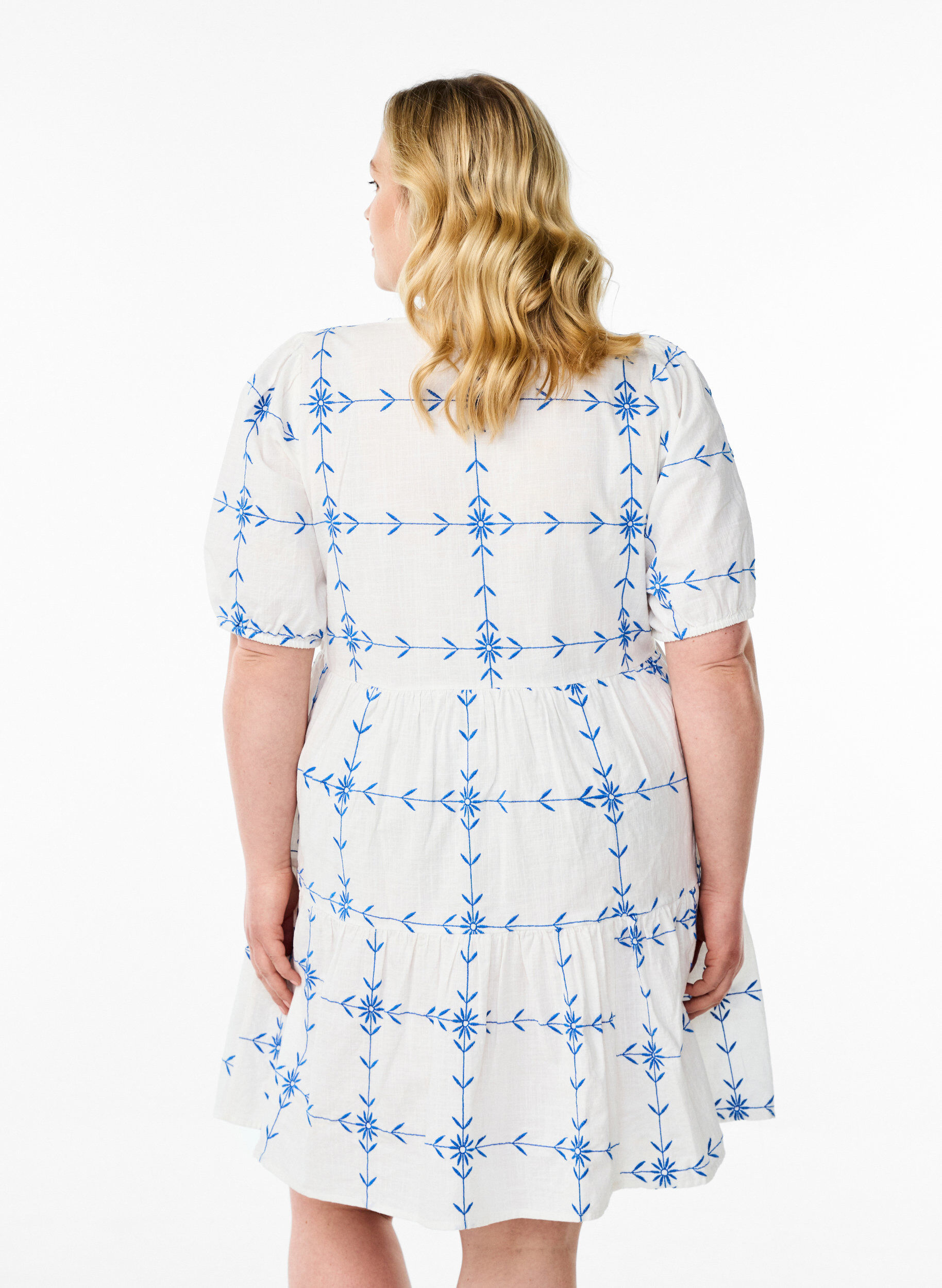 Zizzi Kr&oacute;tka sukienka z dekoltem w szpic i haftem, Biały, Model image number 2