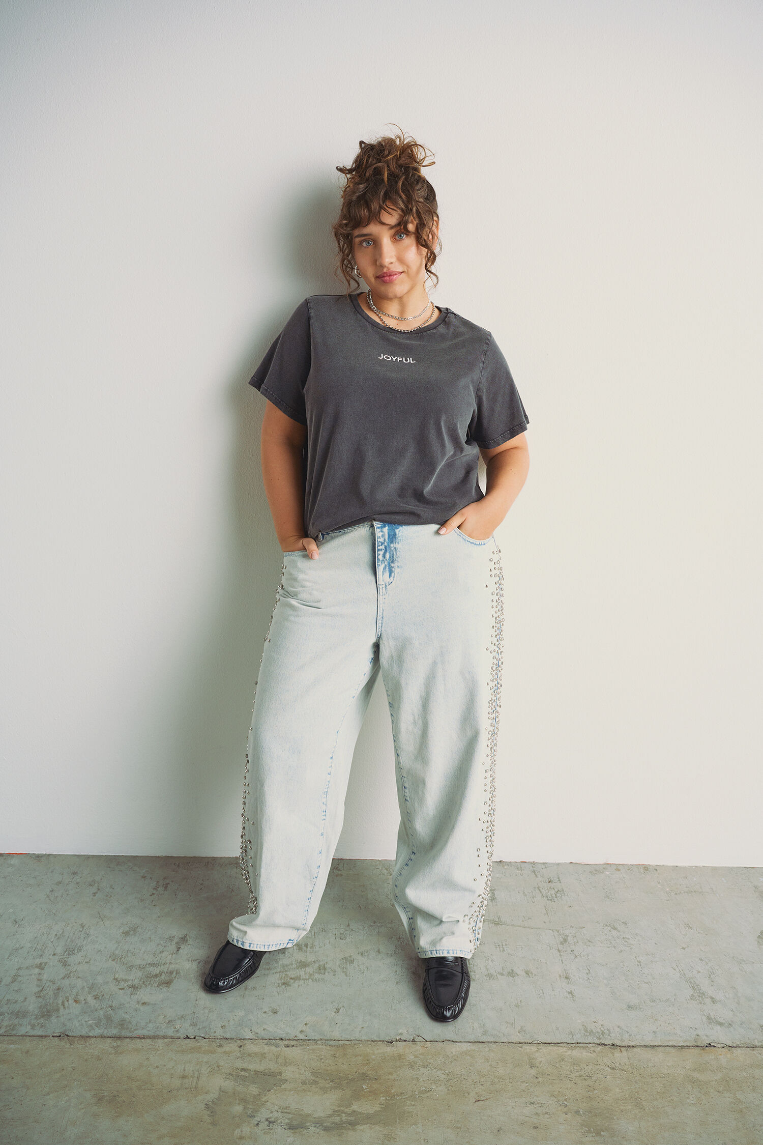 Dżinsy z detalami, , Model