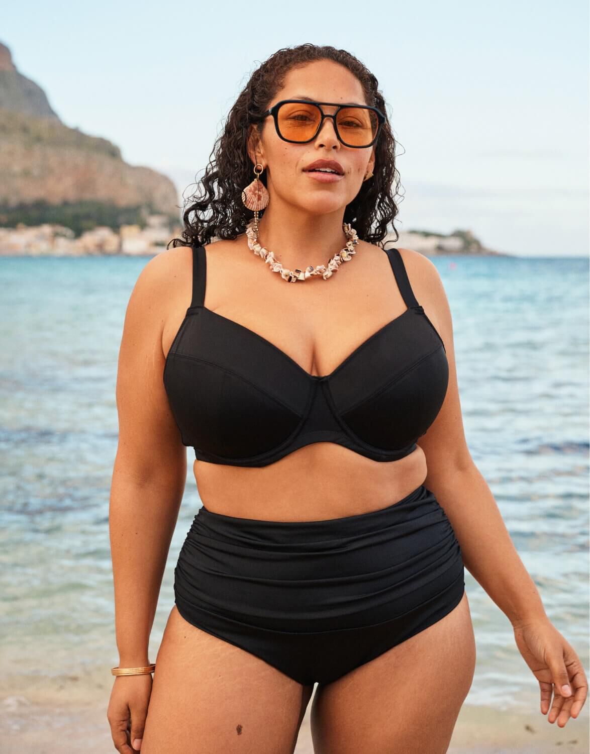 Czarne stroje kąpielowe